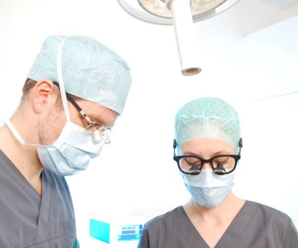 Dr. Frantzen und Dr. Finke sind Fachärzte für Plastische und Ästhetische Chirurgie. Sie lernten sich in der Klinik in Berlin kennen, wo sie jahrelang Leitungsfunktionen besetzten. Dr. Finke und Dr. Frantzen schätzten sich schnell als verlässliche und exzellente Kollegen. Besonders eng wurde die Zusammenarbeit bei den zahlreichen gemeinsamen Operationen, in denen sie mit hochanspruchsvollen mikrochirurgischen Techniken Hand in Hand operierten und oft sehr schwierige Situationen gemeinsam meisterten.