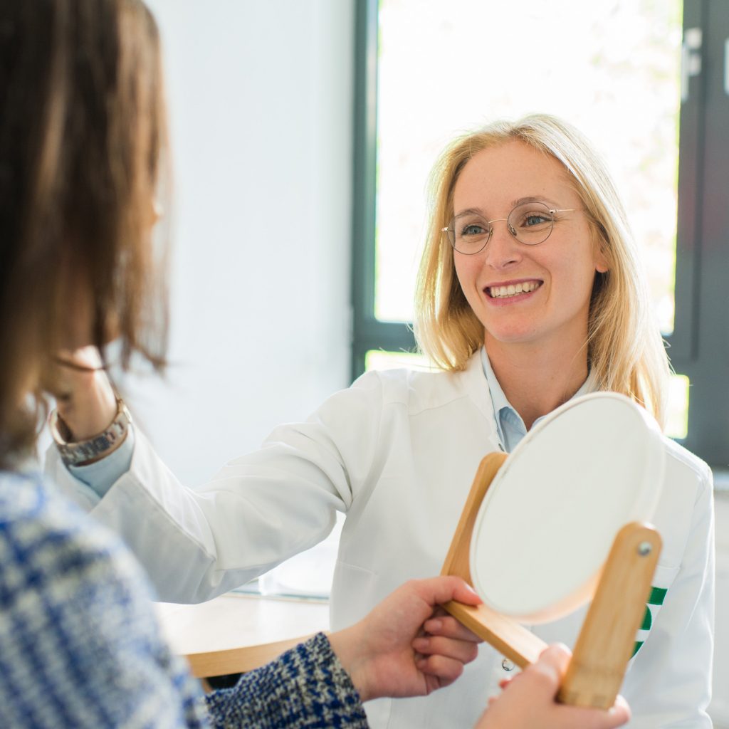 Dr. Juliane C. Finke advising a patient on breast augmentation at the practice in Berlin-Prenzlauer Berg