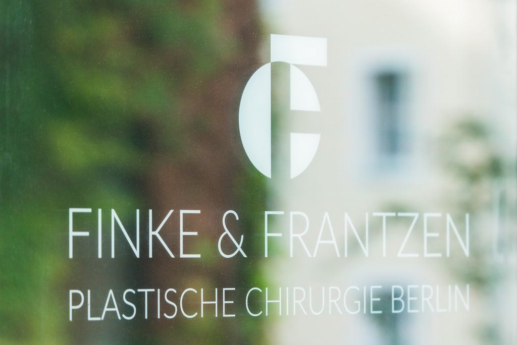 Finke & Frantzen Plastische Chirurgie an einer Glasscheibe