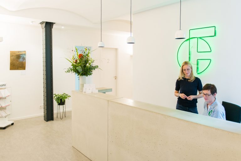 The reception desk of the Finke & Frantzen practice