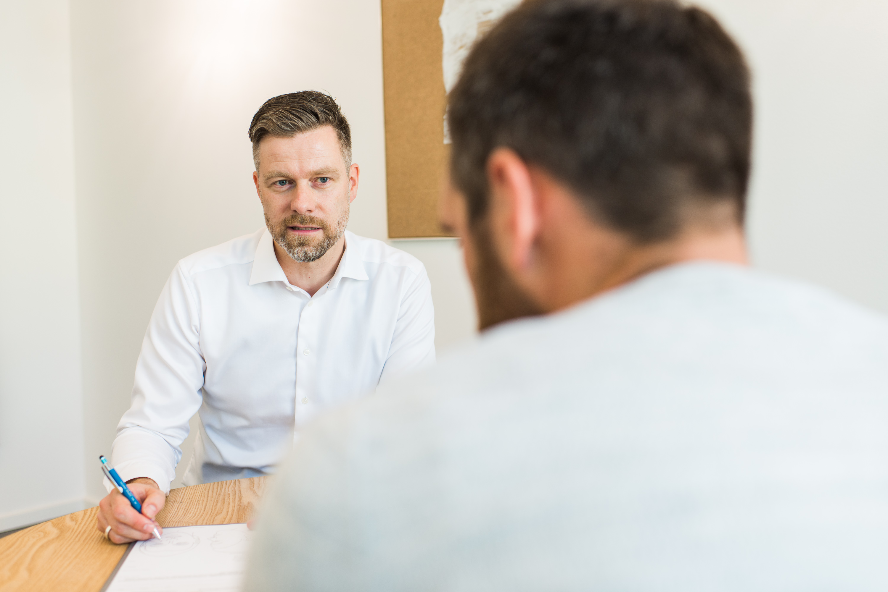 Dr. med. Stephan Frantzen in consultation with a patient at the practice in Berlin