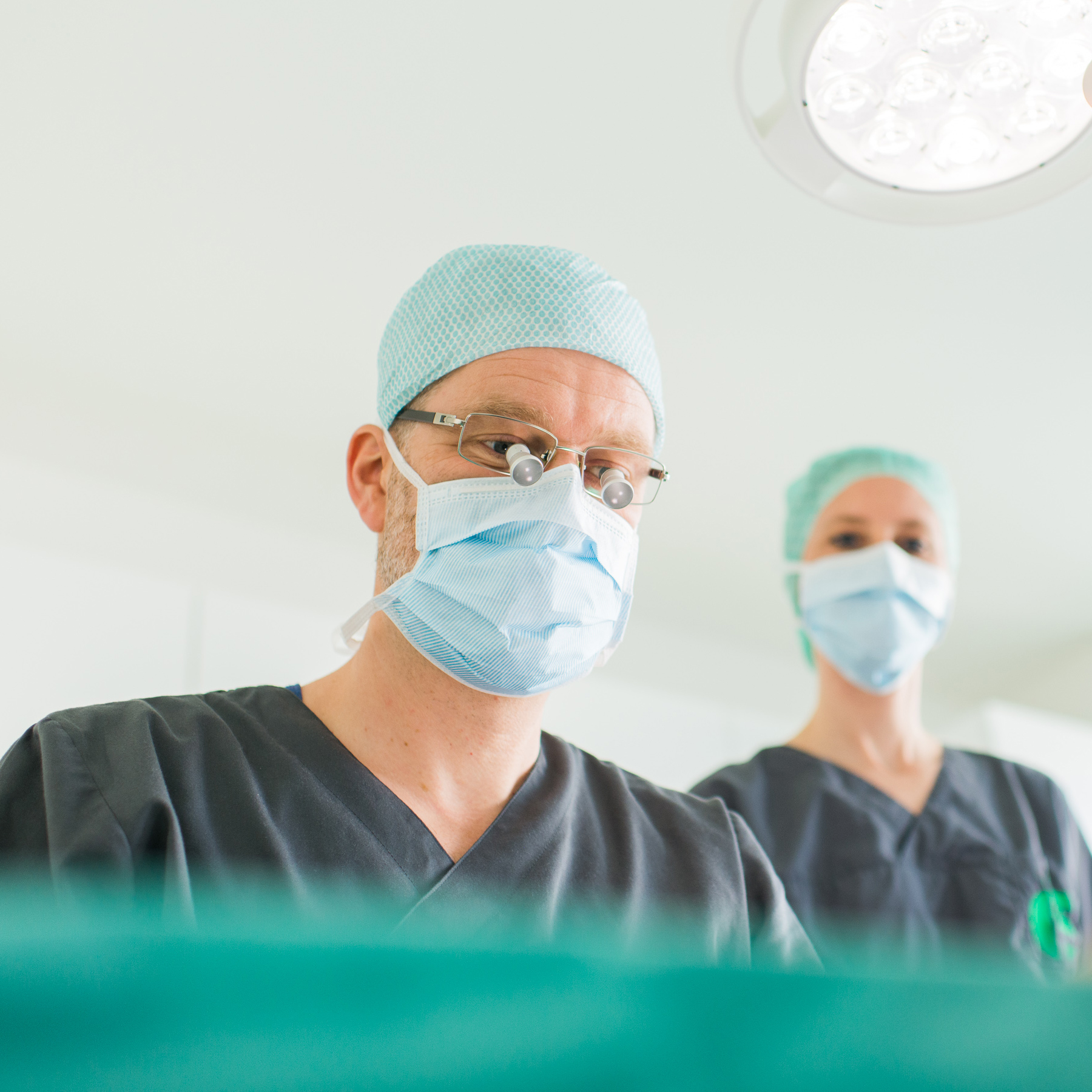 Dr. Stephan Frantzen in the operating theatre with surgical loupes