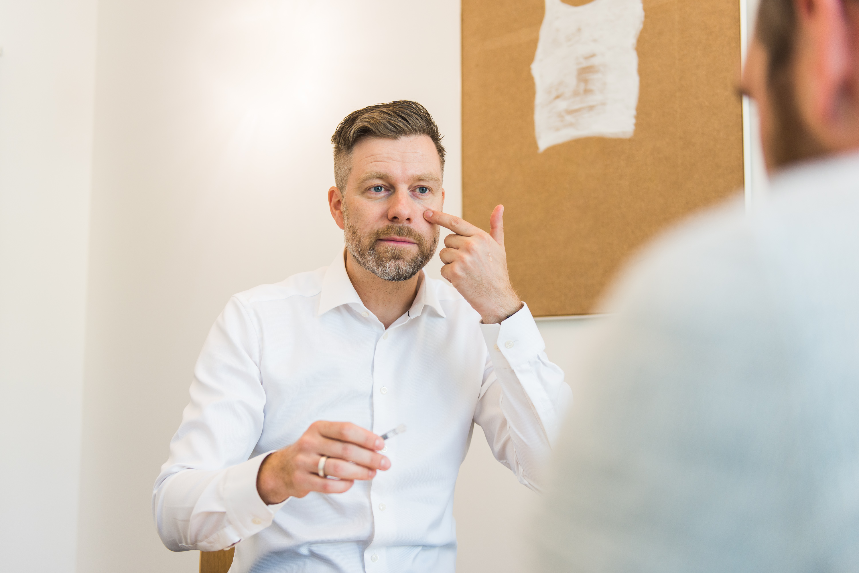 Dr. Stephan Frantzen in a consultation with a patient
