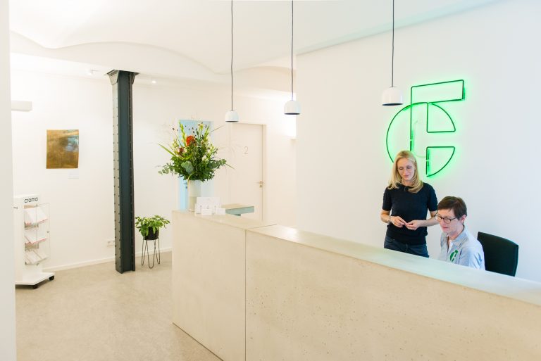 The entrance area of the Finke & Frantzen practice in Berlin-Prenzlauer Berg