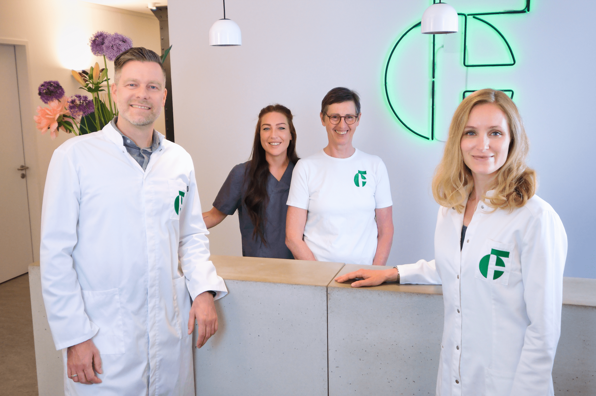 Dr. med. Stephan Frantzen and Dr. med. Juliane C. Finke with the practice team at the reception desk in Berlin-Prenzlauer Berg