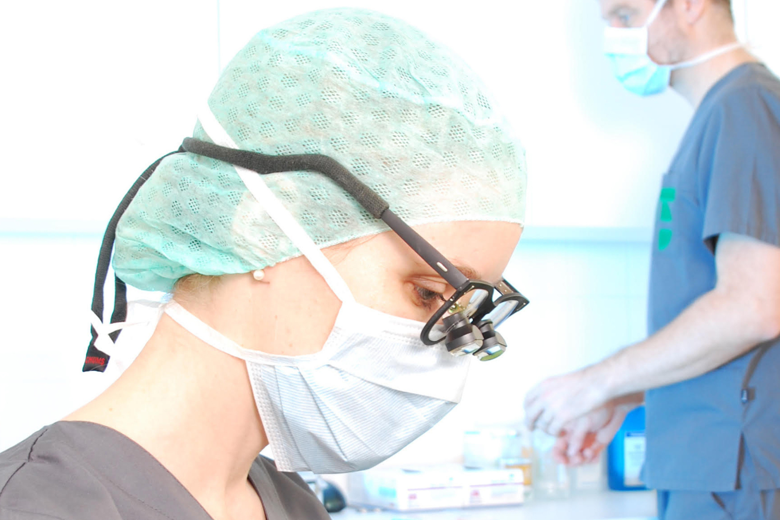 Surgery at Finke & Frantzen – working with surgical loupes at the operating table