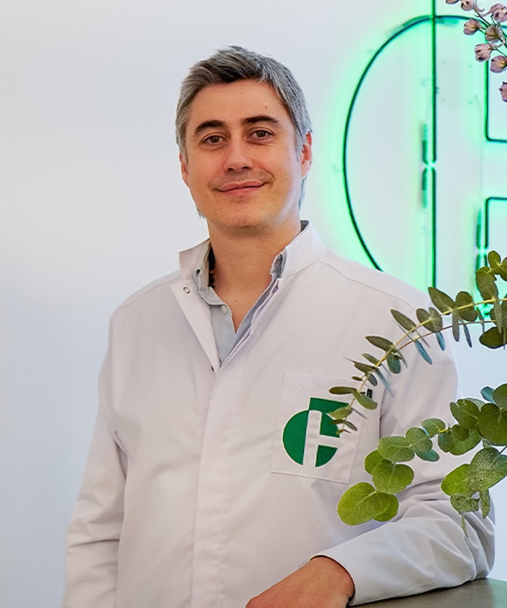 Portrait of Gustavo Saravia Leguizamon, board-certified plastic surgeon in Berlin