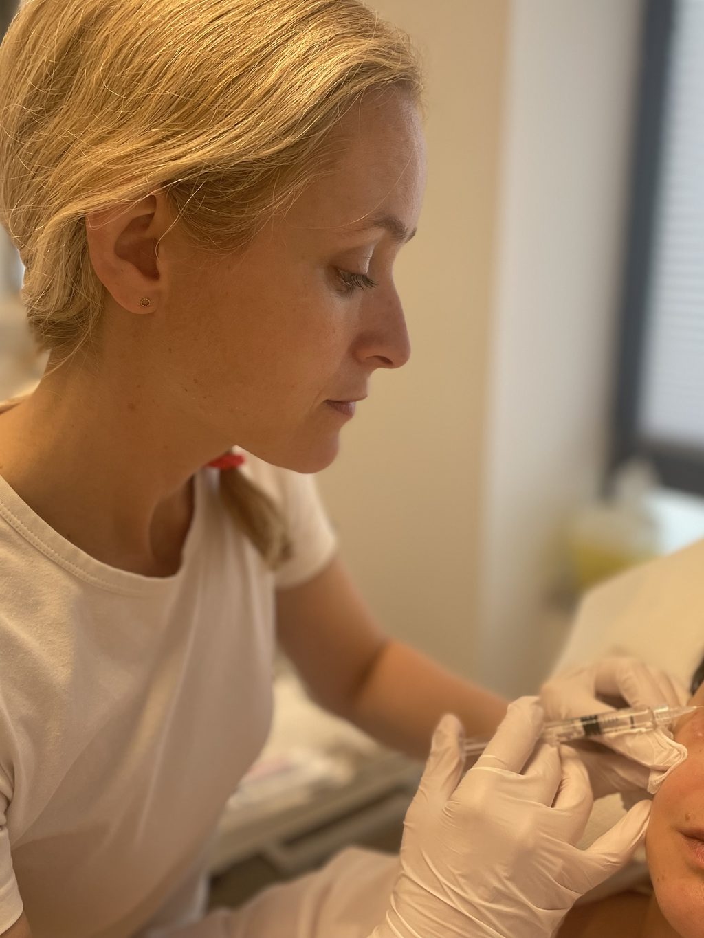 Dr. med. Juliane C. Finke bei einer Faltenbehandlung in der Praxis in Berlin-Prenzlauer Berg
